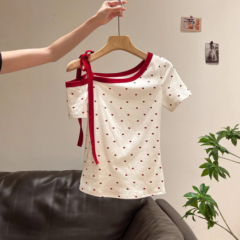 ラブプリントホワイトオフショルダー半袖Tシャツレディース夏の新しいストラップデザインスリム甘辛トップ女性卸売|undefined