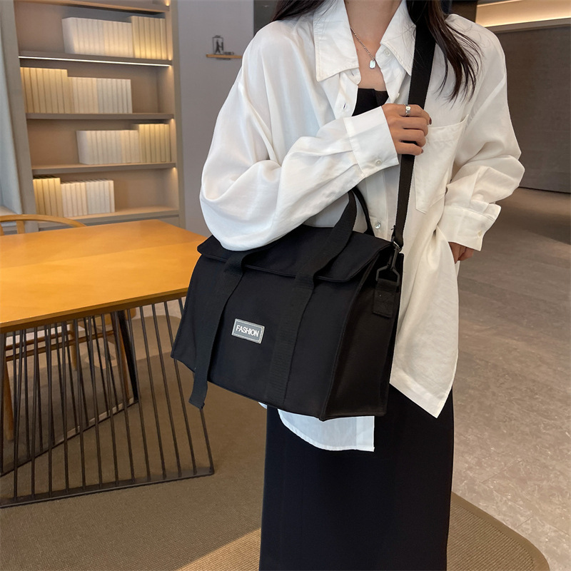 Universal retro one-shoulder bag