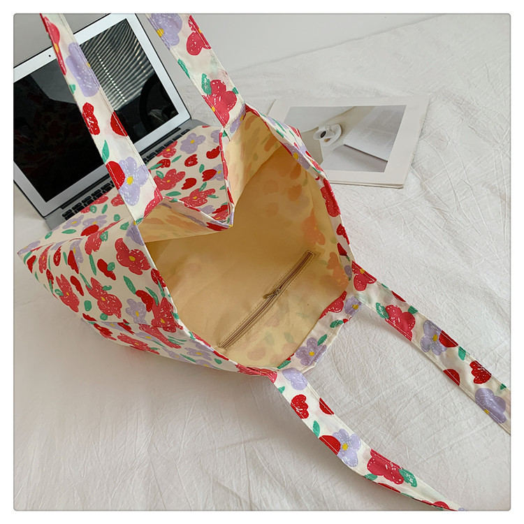 The large-capacity single-shoulder bag for student commuting is a bestseller in early spring. The Korean-style fresh and simple floral fabric bag is a versatile tote bag undefined