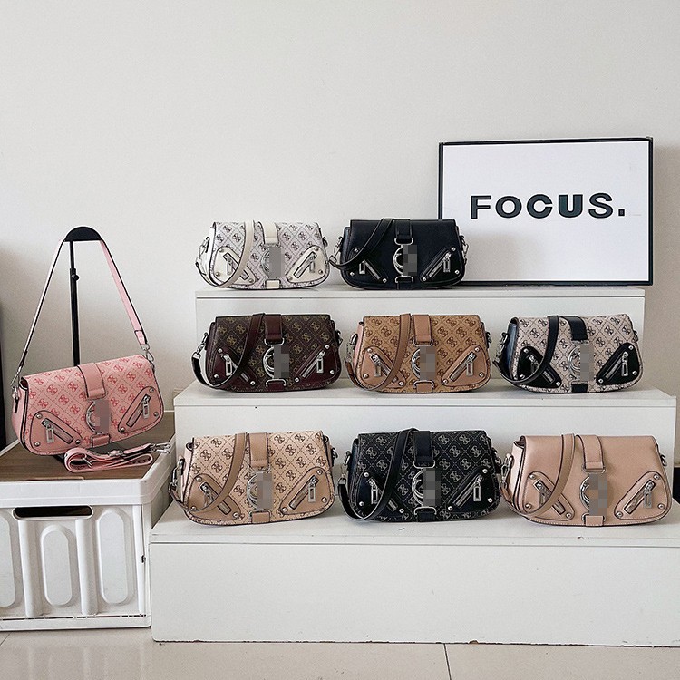 Bolso pequeño estilo motocicleta fresco de moda para mujer 2025 nuevo bolso de cadena de diseño de nicho bolso de mensajero de hombro de moda de primavera y verano