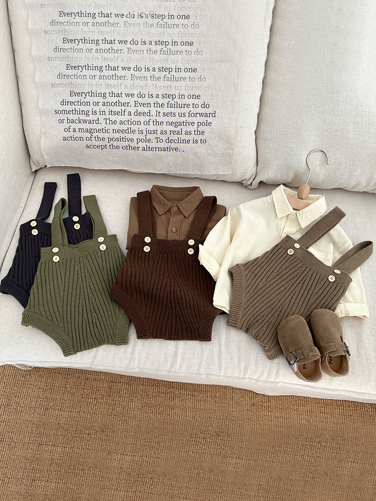 乳幼児用のニットのズボンはおならを包みます。