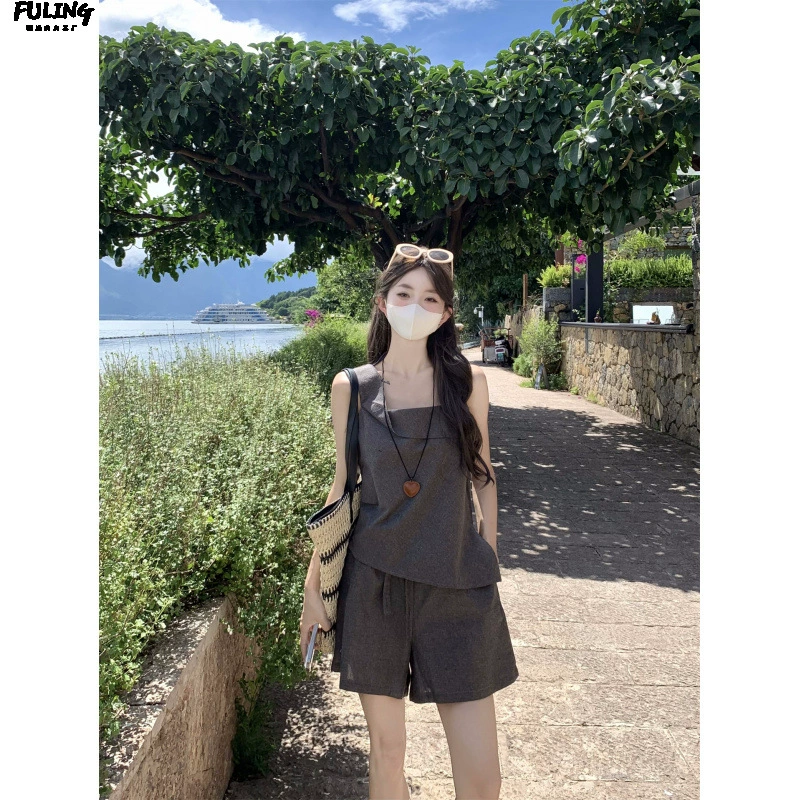 Летний комплект 2025 года: топ без рукавов нестандартного кроя в стиле «старые деньги» и однотонные шорты на завязках, повседневный стиль.