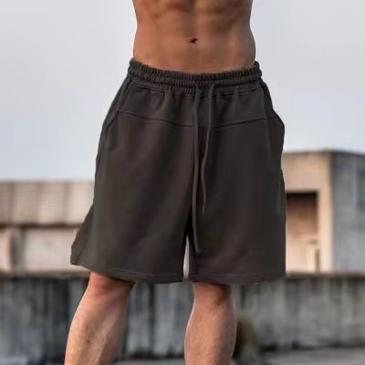 Pantalones cortos casuales de verano sueltos de moda para hombres, pantalones deportivos de cinco puntos verticales rectos de color sólido de color de contraste simple