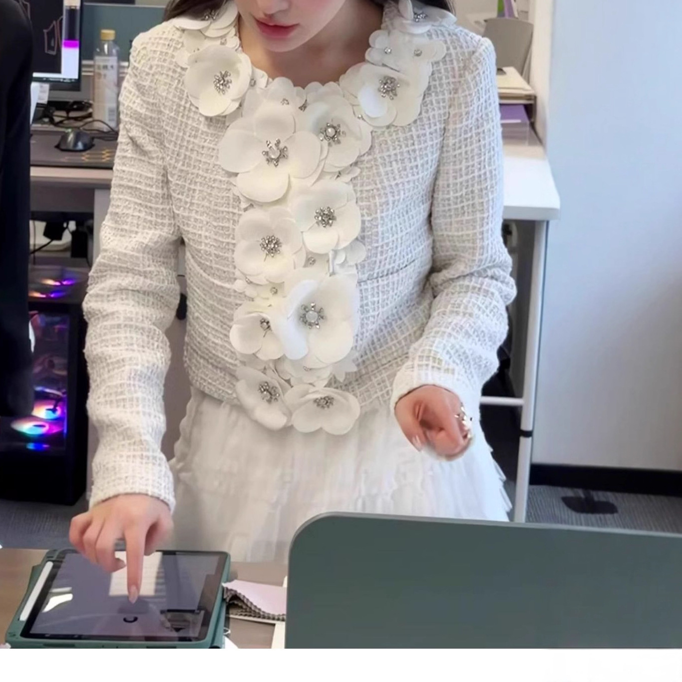 2025 Heavy Industry Floral Tweed Jacket with Three-Dimensional Camellia Design, Slim Fit Socialite Style Top 2113