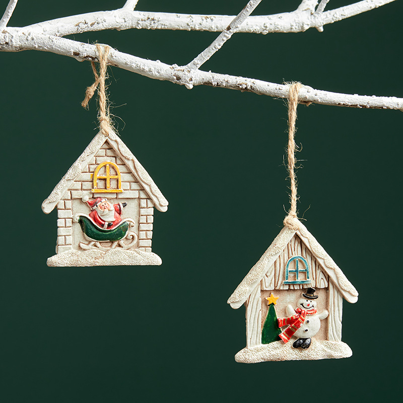Madera Santa resina muñeco de nieve pequeña casa colgante decoración de Navidad escenario prop decoración