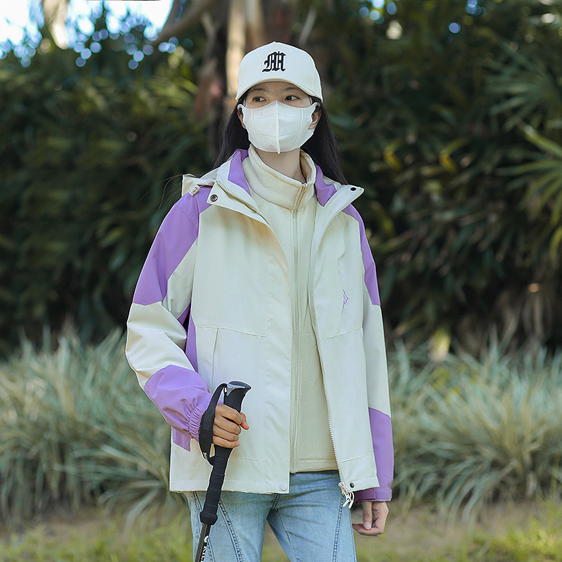 Al aire libre vestir de asalto pareja trajes de montaña más vello engrosado revestimiento desmontable de dos piezas para hombres y mujeres fabricantes en vivo al por mayor