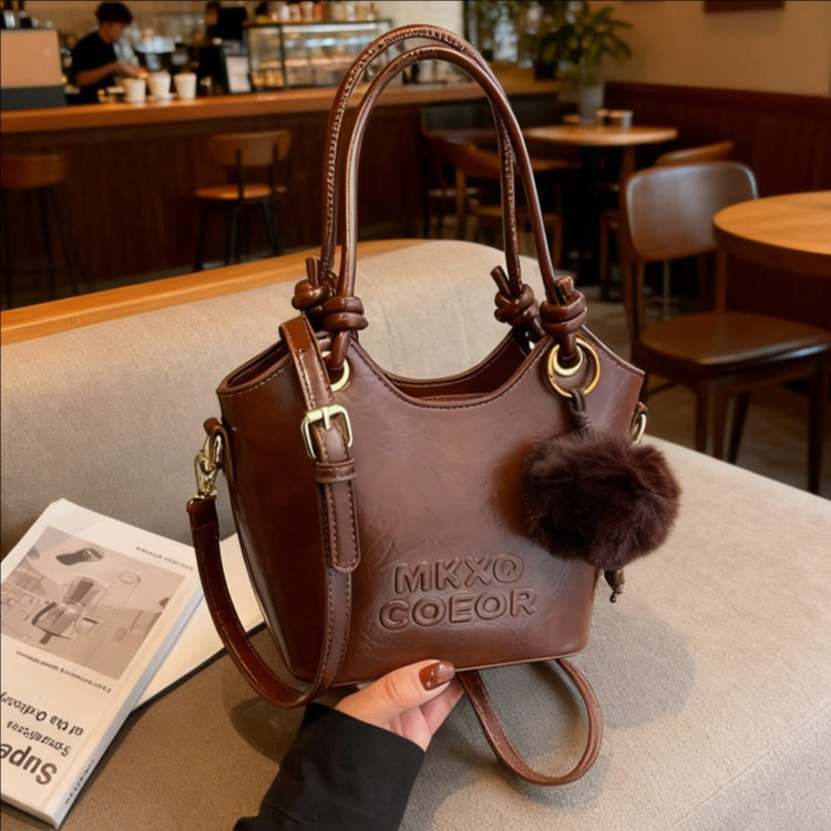 Retro alta sensación de bolso de cubo de mano 2025 invierno nuevo ocio versátil bolso de hombro de viaje mochila de mujer