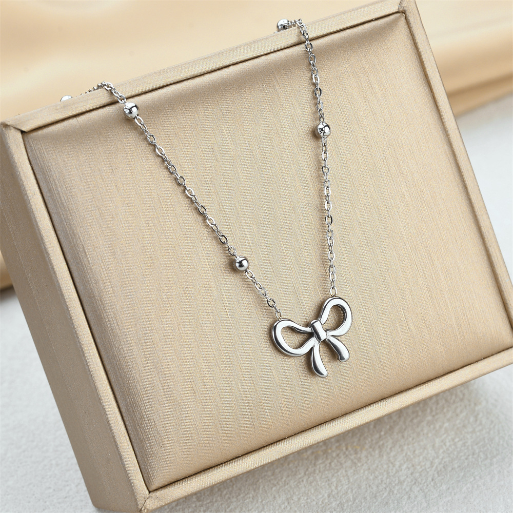 Colgante de arco dulce clásico colgante de acero de titanio de cuerpo completo para mujeres no se desvanece nicho ligero lujo sensación accesorio cadena clavícula