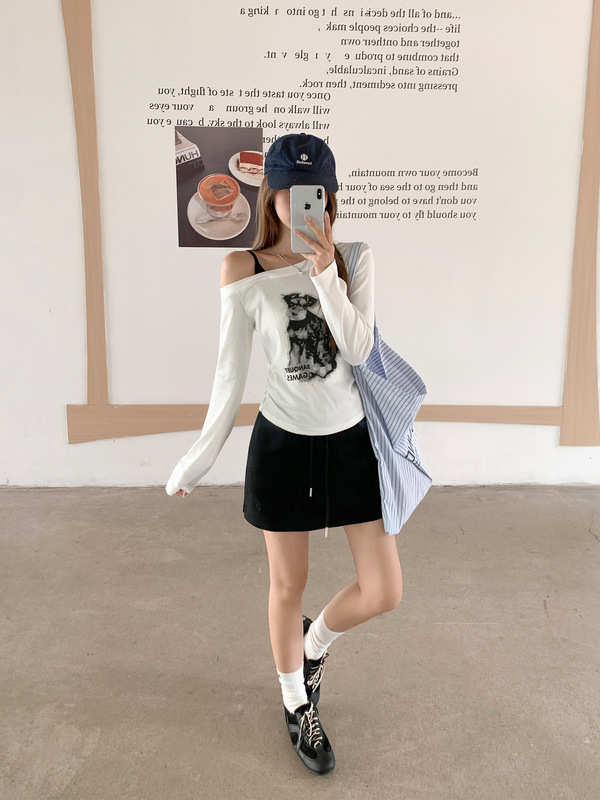 白色小狗字母印花单肩带设计感长袖T恤女初秋斜角肩褶皱露肩上衣|undefined