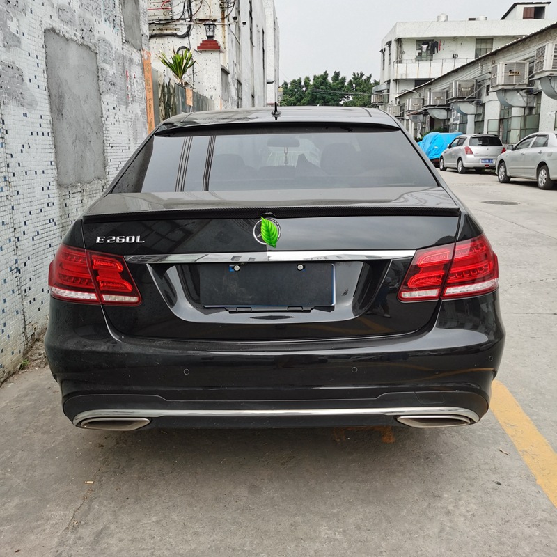 Suitable for 2008-2015 Mercedes-Benz E-Class W212 E200/260/300L/63 Modified Carbon Fiber Pattern Top Wing