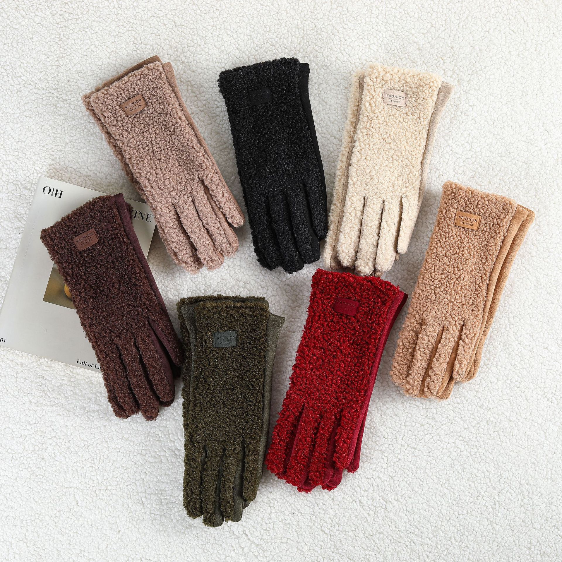 Preventa | Guantes de dedos cálidos y a prueba de viento al aire libre de invierno Guantes de costura de terciopelo granular de diseño de nicho femenino al por mayor