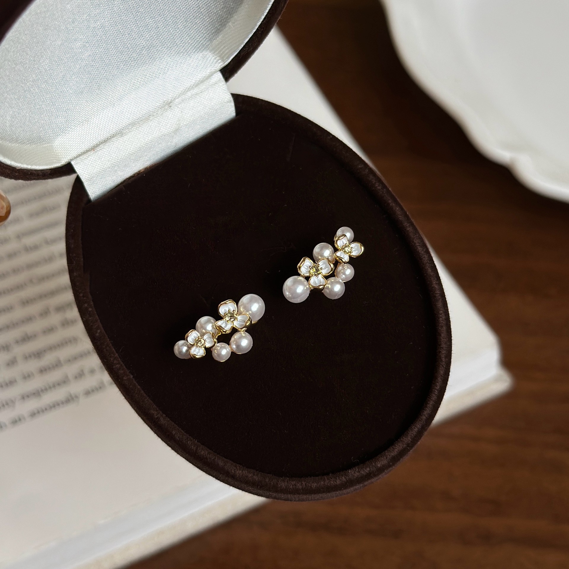 Aguja de plata, perla, circón, borla, pendientes de moda, lujo ligero, pendientes de alta gama, pendientes de todo fósforo exquisitos de nicho, mujeres al por mayor