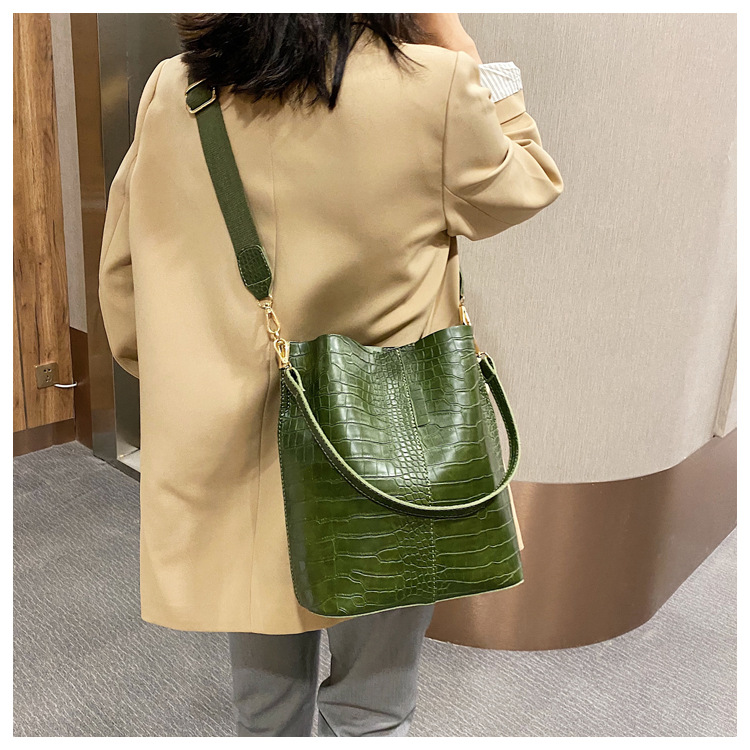Fashionable Stylish One Shoulder Bag New Fashionable Temperament Underarm Bag Casual All-Matching Wide Shoulder Strap Bucket Bag display picture 13