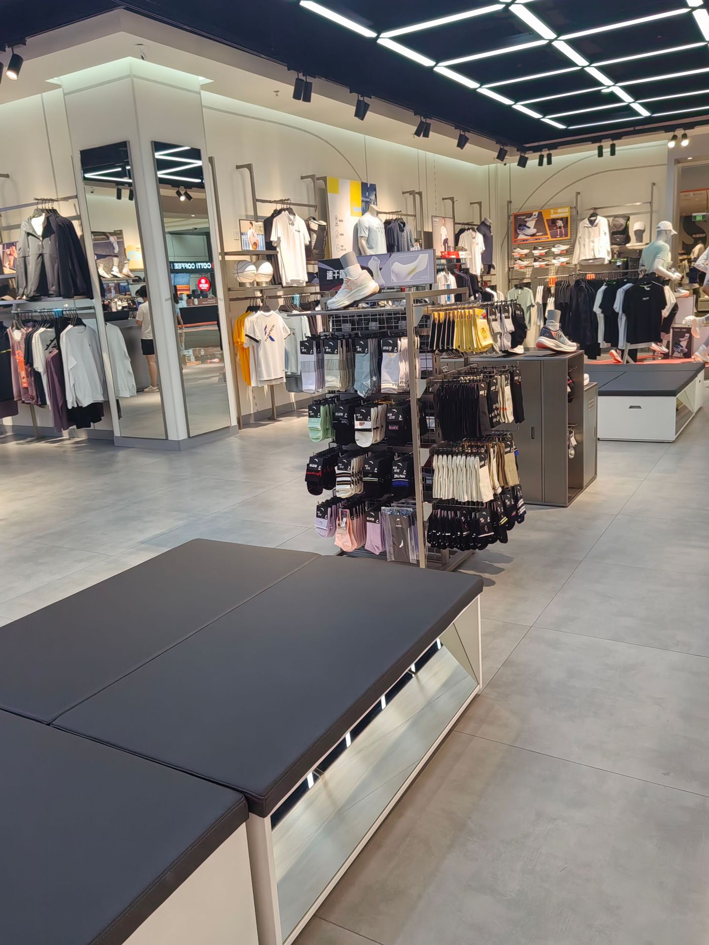 Estante de exhibición de ropa de marca Anta de acero inoxidable de pared de tienda de ropa estante de exhibición deportiva al aire libre estante multicapa grueso