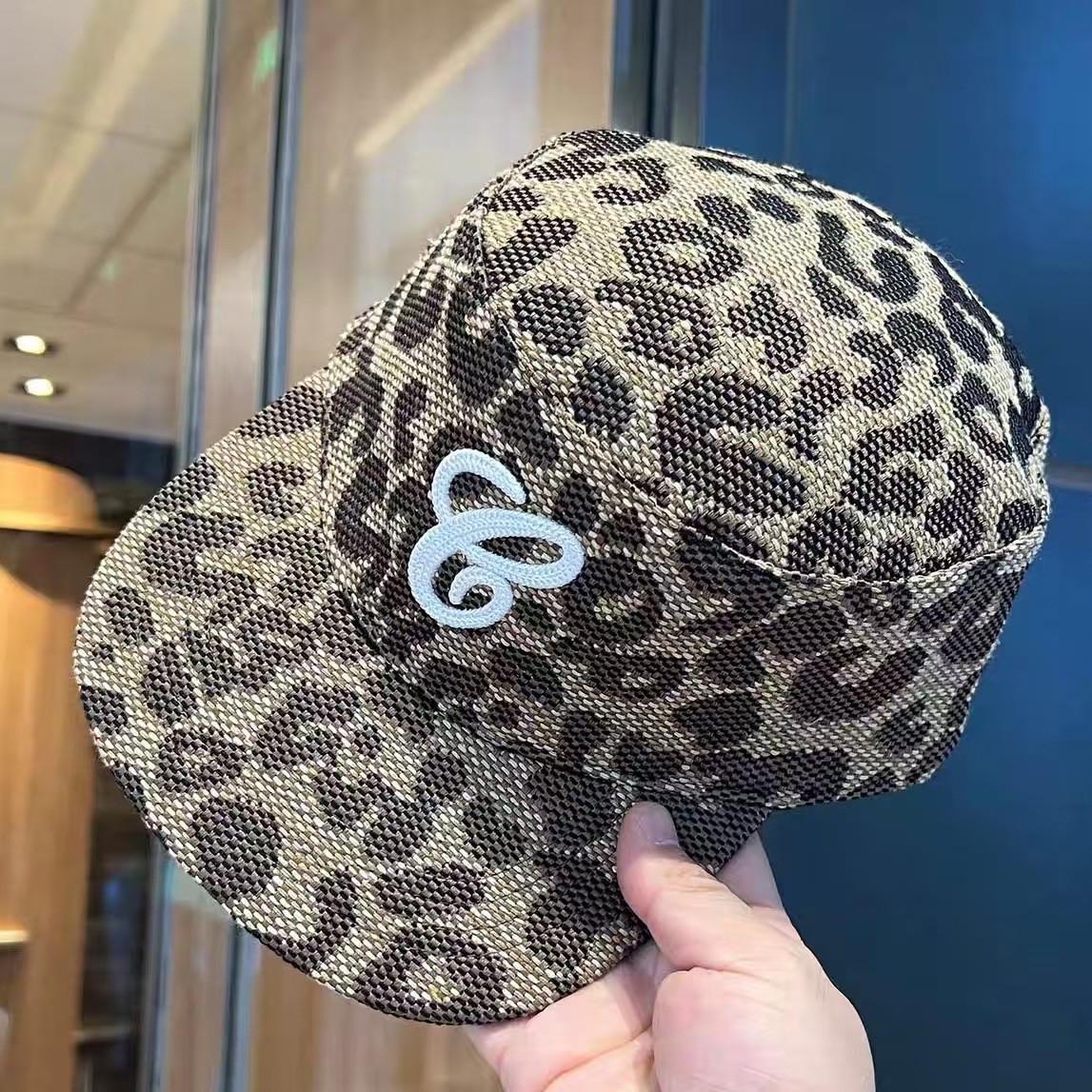 Cappello a tesa piatta a righe stile americano con lettera 3d_voghion.com