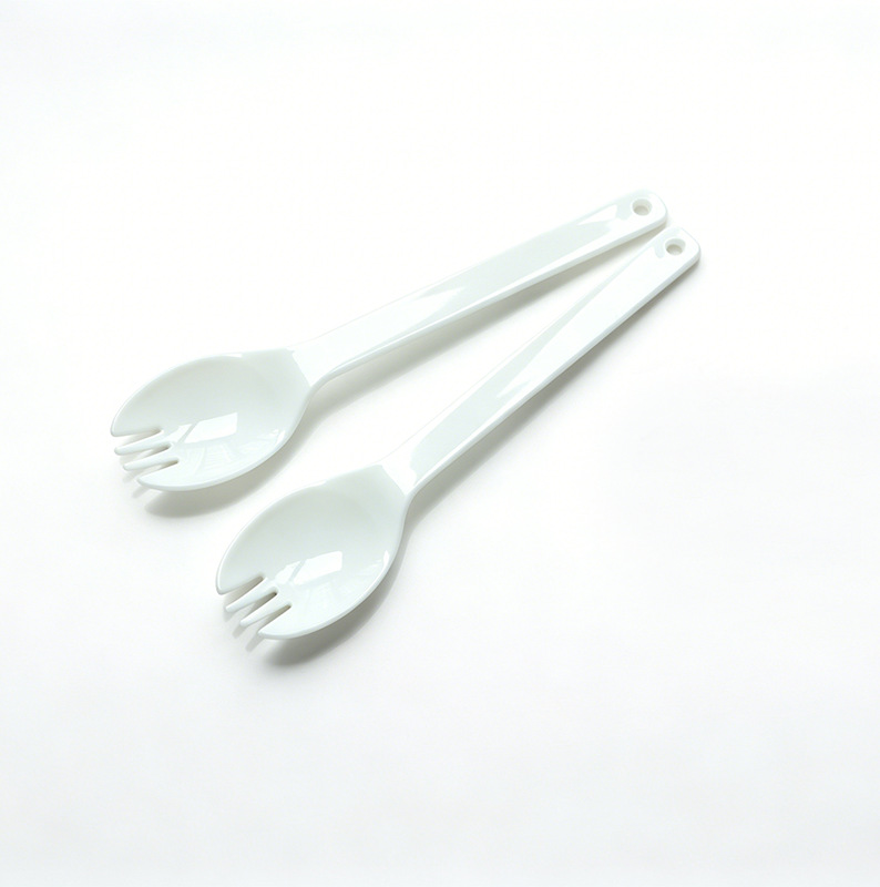 흰색 포크와 스푼이 하나로