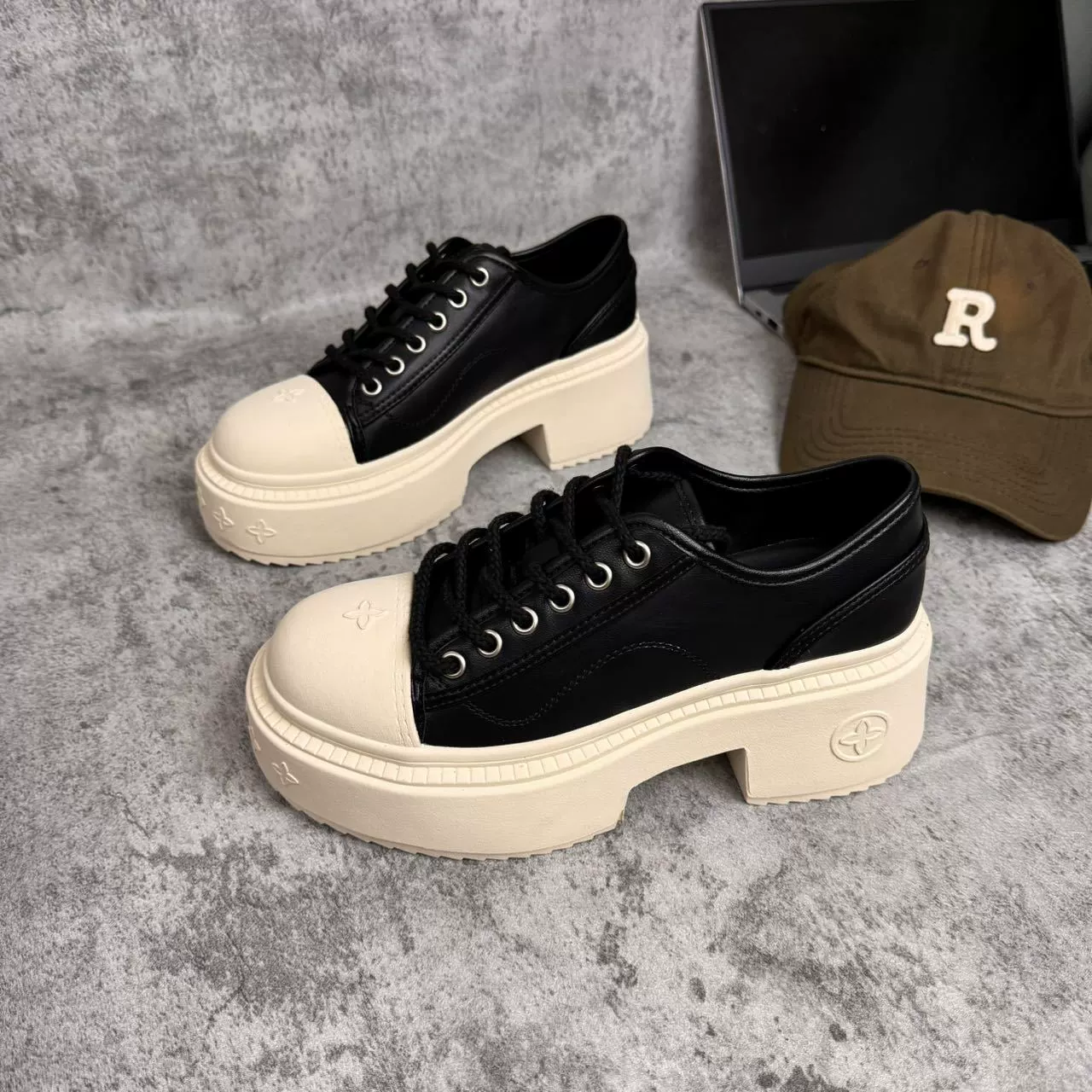 Женские туфли-дерби с перекрестным узором, кеды на толстой подошве для увеличения роста для невысоких женщин, универсальные цветные туфли на платформе, маленькие кожаные туфли.