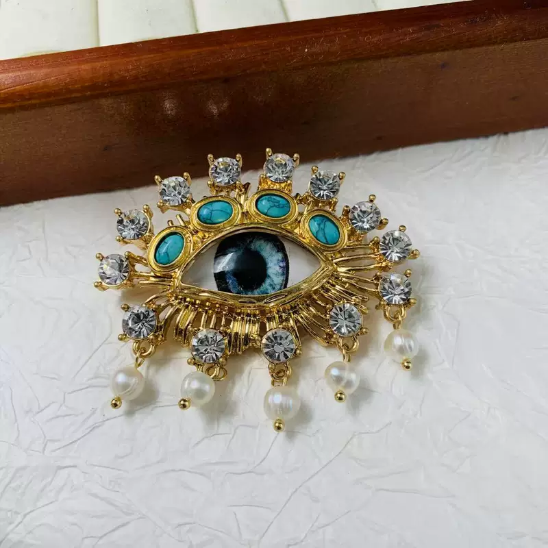 Middle -aged vintage freshwater pearl demon eyes brooch in the middle of the ancient Xia Pali Personal exaggerated pearl brooch