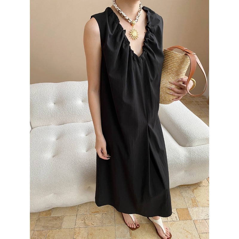 司南夏日松弛感棉麻混纺褶皱V领宽松度假风背心连衣裙