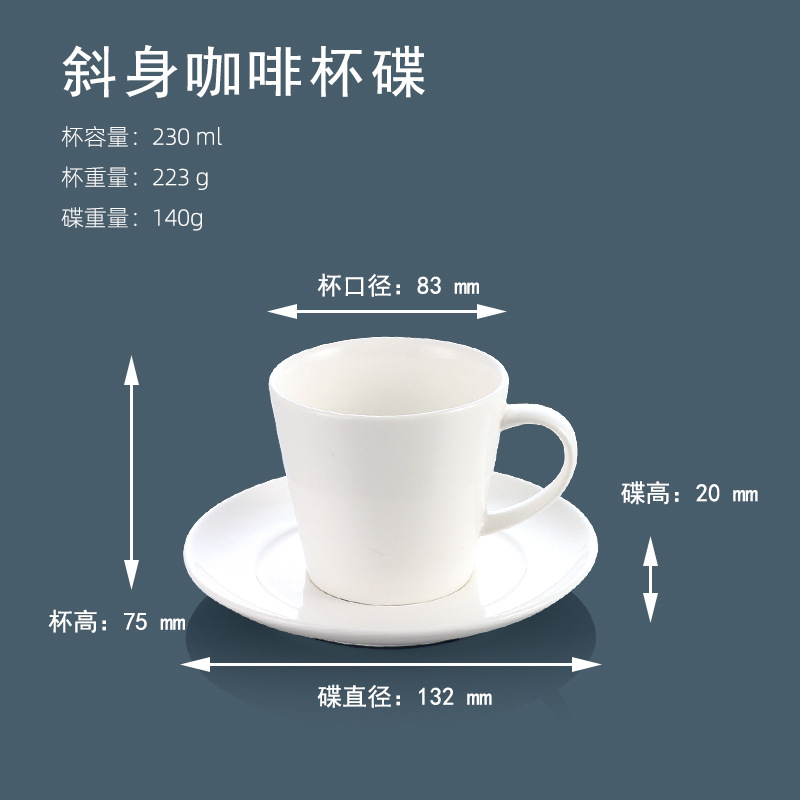 Oblicua taza de café y platillo