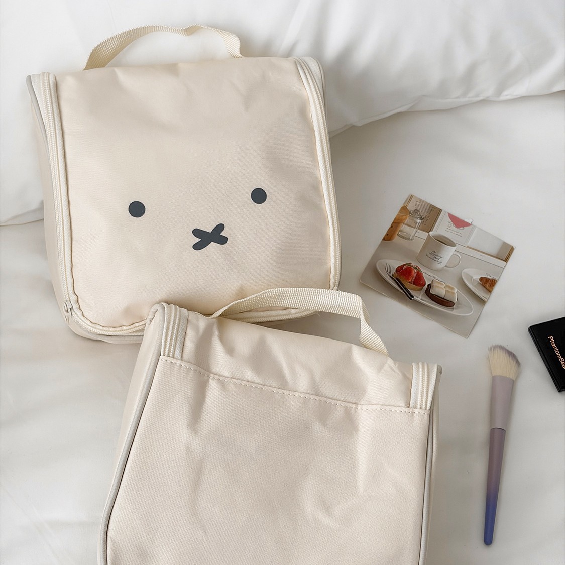 Bolsa de maquillaje transfronteriza gran capacidad adorable conejo de arroz multifuncional se puede colgar partición de viaje portátil almacenamiento de lavado