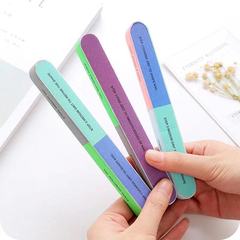 スポンジの爪やすりの爪は砂を研磨します。