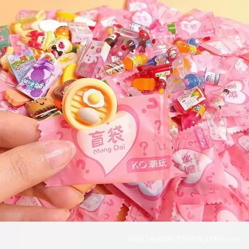 Бутылка с едой и вином