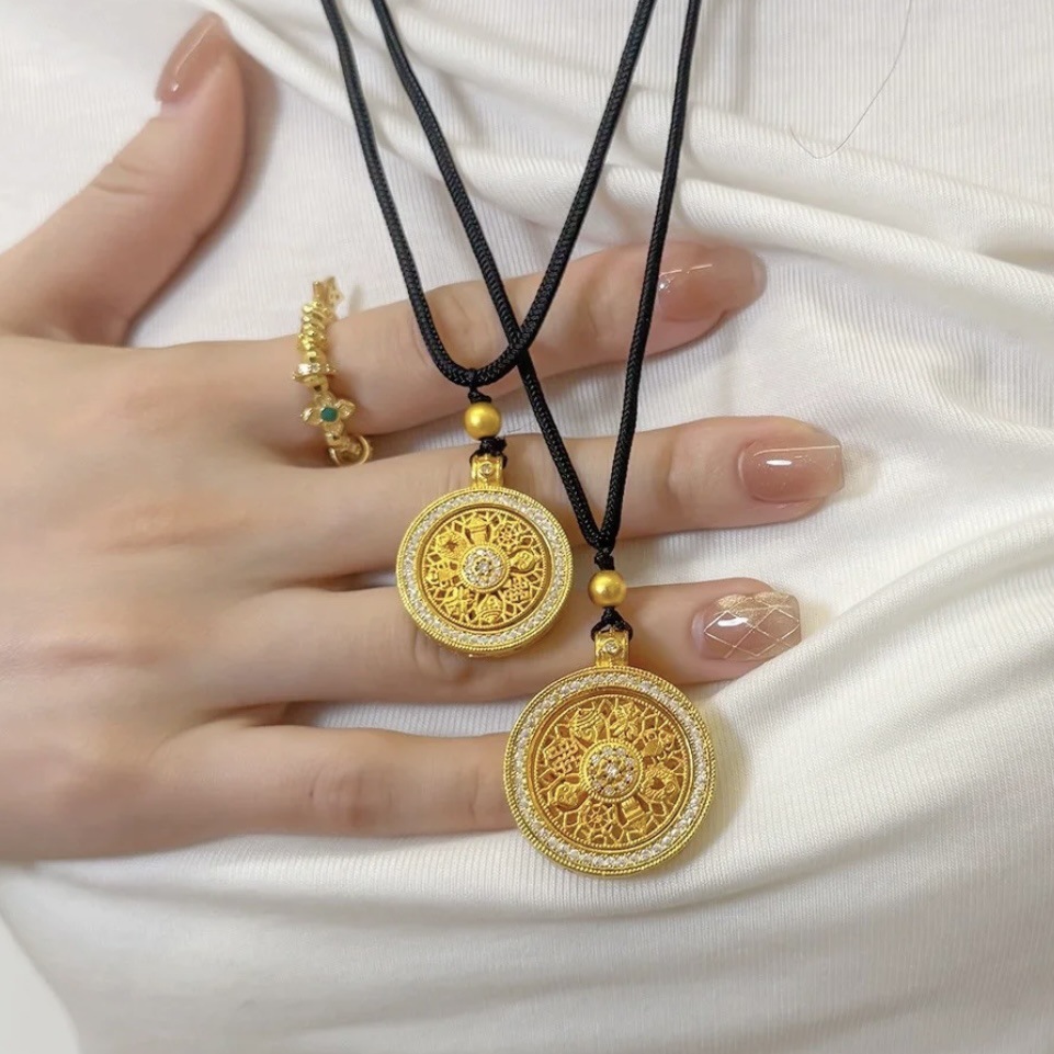 작은 회전 나침반 검은 밧줄