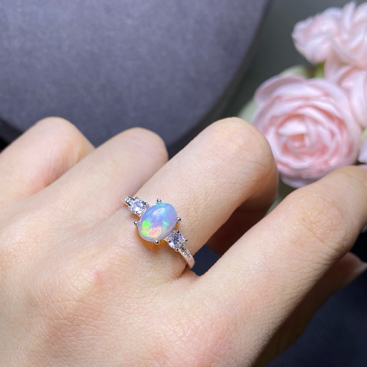 Elegant design ring with zircon