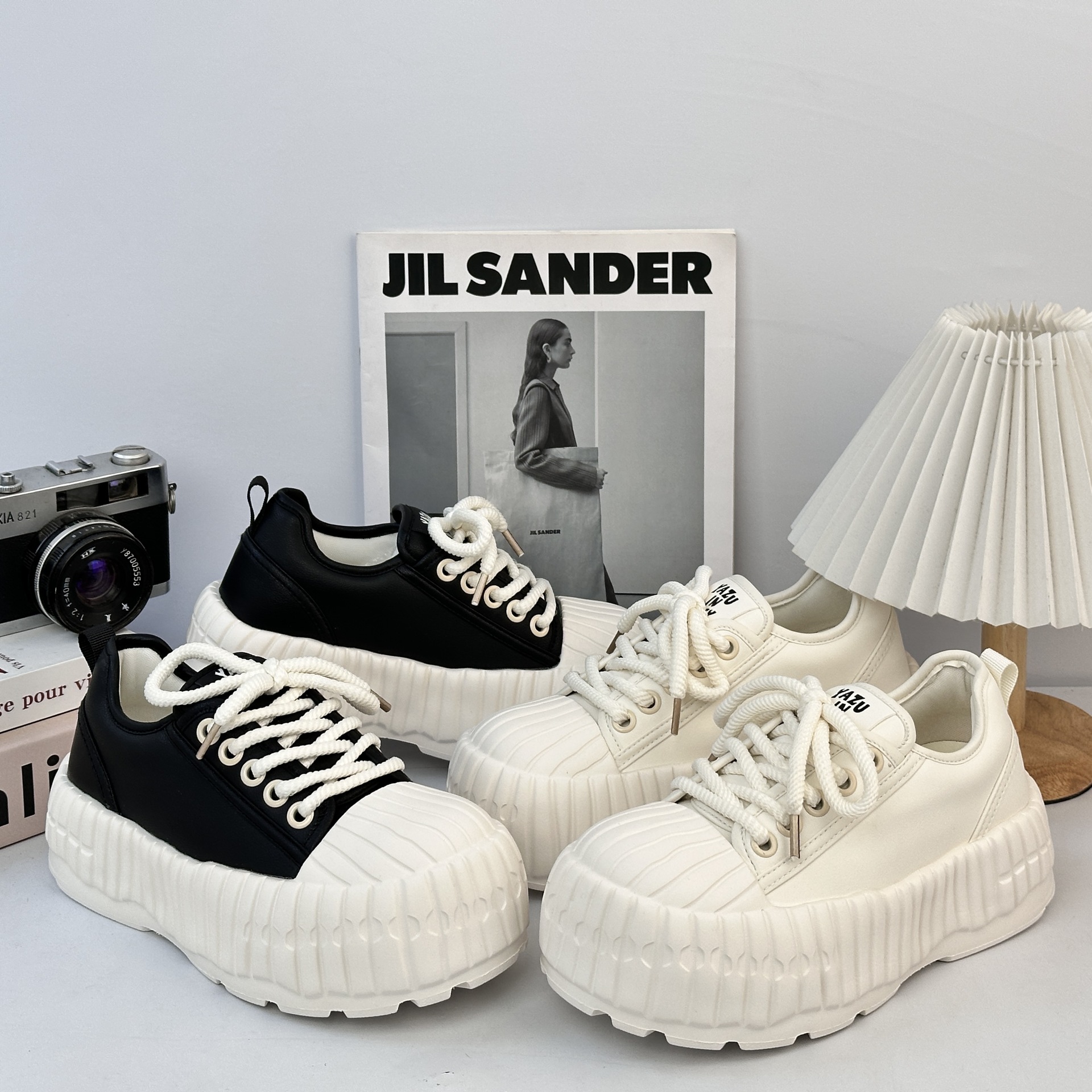 Zapatos blancos de cabeza de concha para mujeres 2025, nuevos zapatos casuales transpirables con base de muffin, pantalones de piernas anchas, zapatos de skate