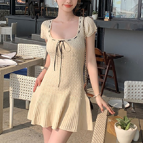 Sweet short-sleeved knitted dress for women in summer, waist-cinching, pure lust, sexy square neck, a-line skirt, strappy slimming short skirt