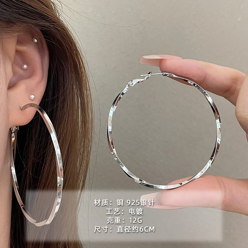 2025 nuevo estilo verano de moda anillo plateado círculo negro círculo fino temperamento europeo y americano aretes dorados de todo fósforo