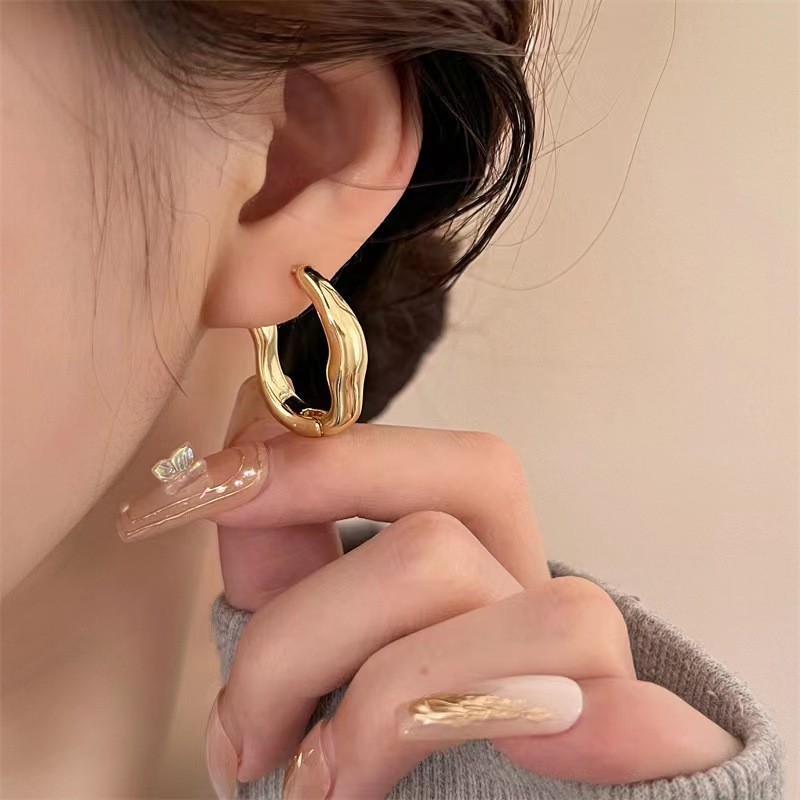 金色の耳飾り ~ 冷たい風の金属の質感の耳の輪のピアスの女性の個性はファッションの欧米の風の爆発的なイヤリングを合わせます。|undefined