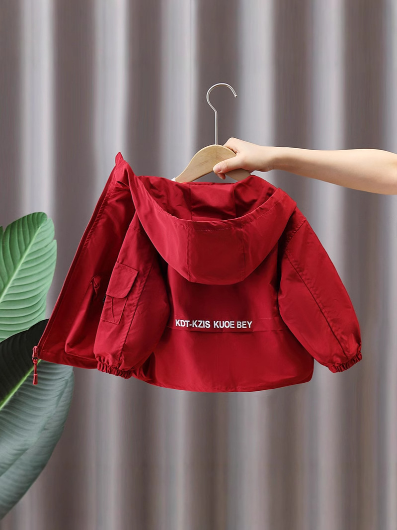 7733 Chaqueta cortavientos negra para niños, estilo primavera y otoño 2026, nueva chaqueta informal para niños, top con capucha de moda primavera