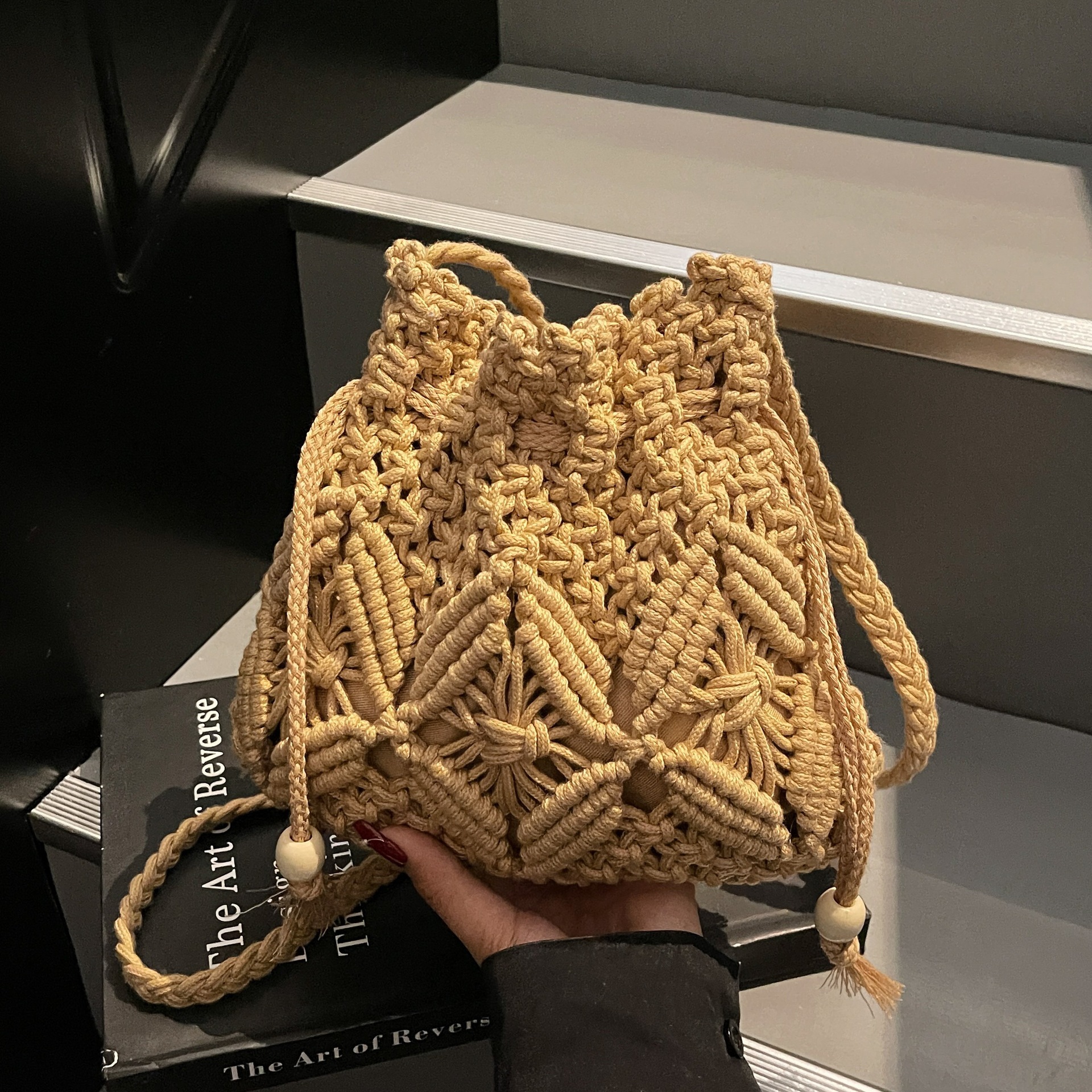 Bolso de cuerda de algodón tejido para mujer verano salvaje 2025 nueva moda diseño de nicho bolso de cubo de mensajero bolso de playa hueco