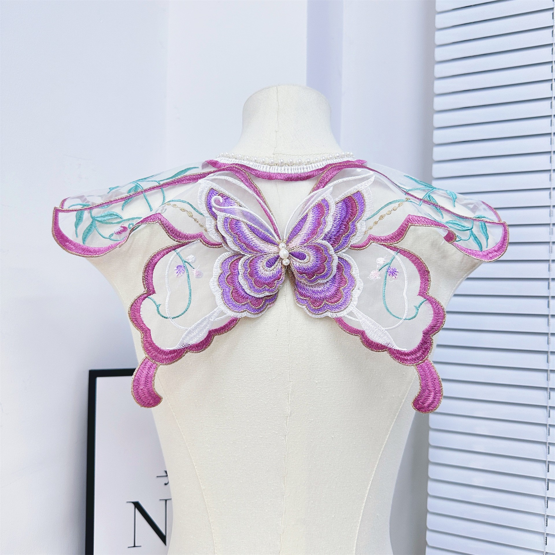 Bordado púrpura botón vestido de caballo hombro nube mariposa malla de perla collar cuentas bordadas decoración de flores de collar adulto