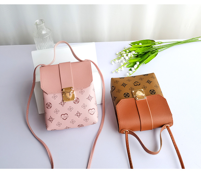 Women's Outdoor Casual Letter Printing Square Buckle Phone Wallet Artificial Leather Shoulder Bags display picture 6