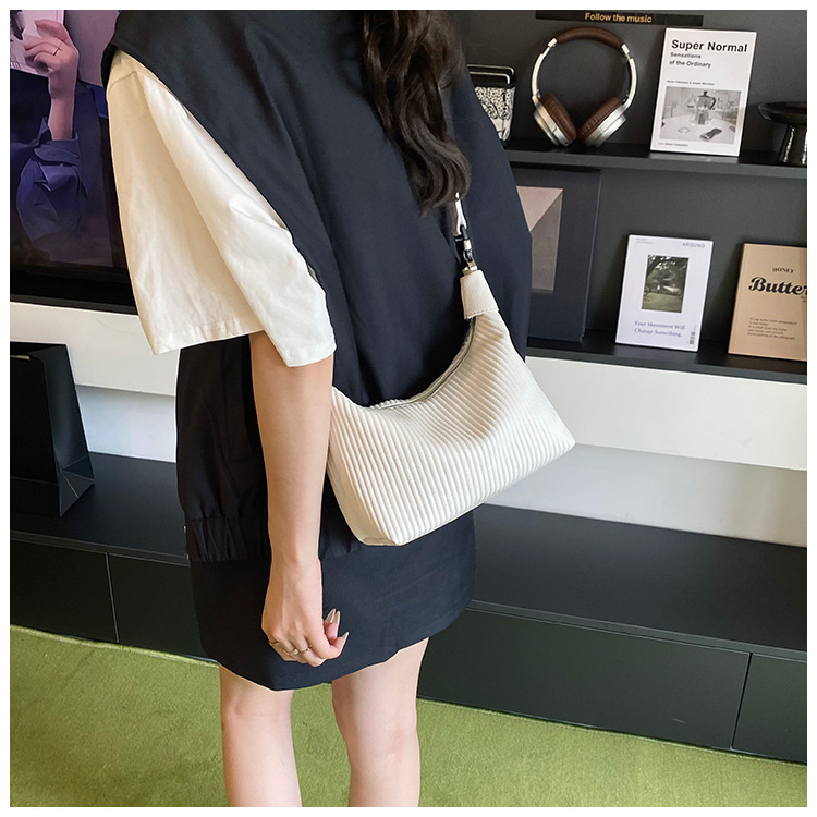 A niche hand-held pleated bag for women in the summer of 2025, a trendy and retro underarm bag, and a versatile Instagram single-shoulder crossbody bag undefined