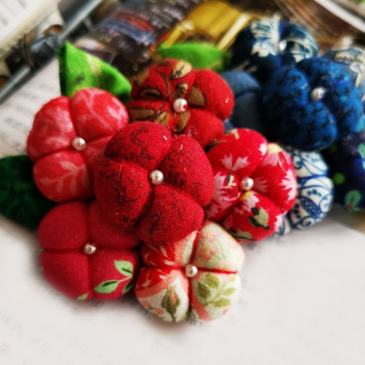 Broche de hortensia (producto no terminado) algodón relleno rojo (aproximadamente 5cm de diámetro)