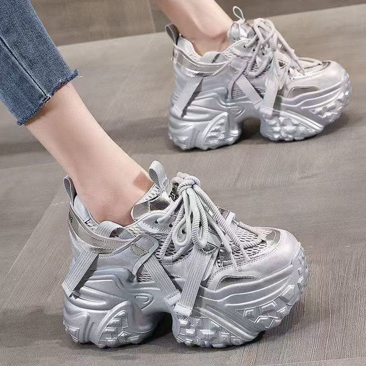 Zapatos de alta altura para mujeres transpirables verano 2026 nuevos zapatos casuales de moda versátiles pequeños muestran pies pequeños
