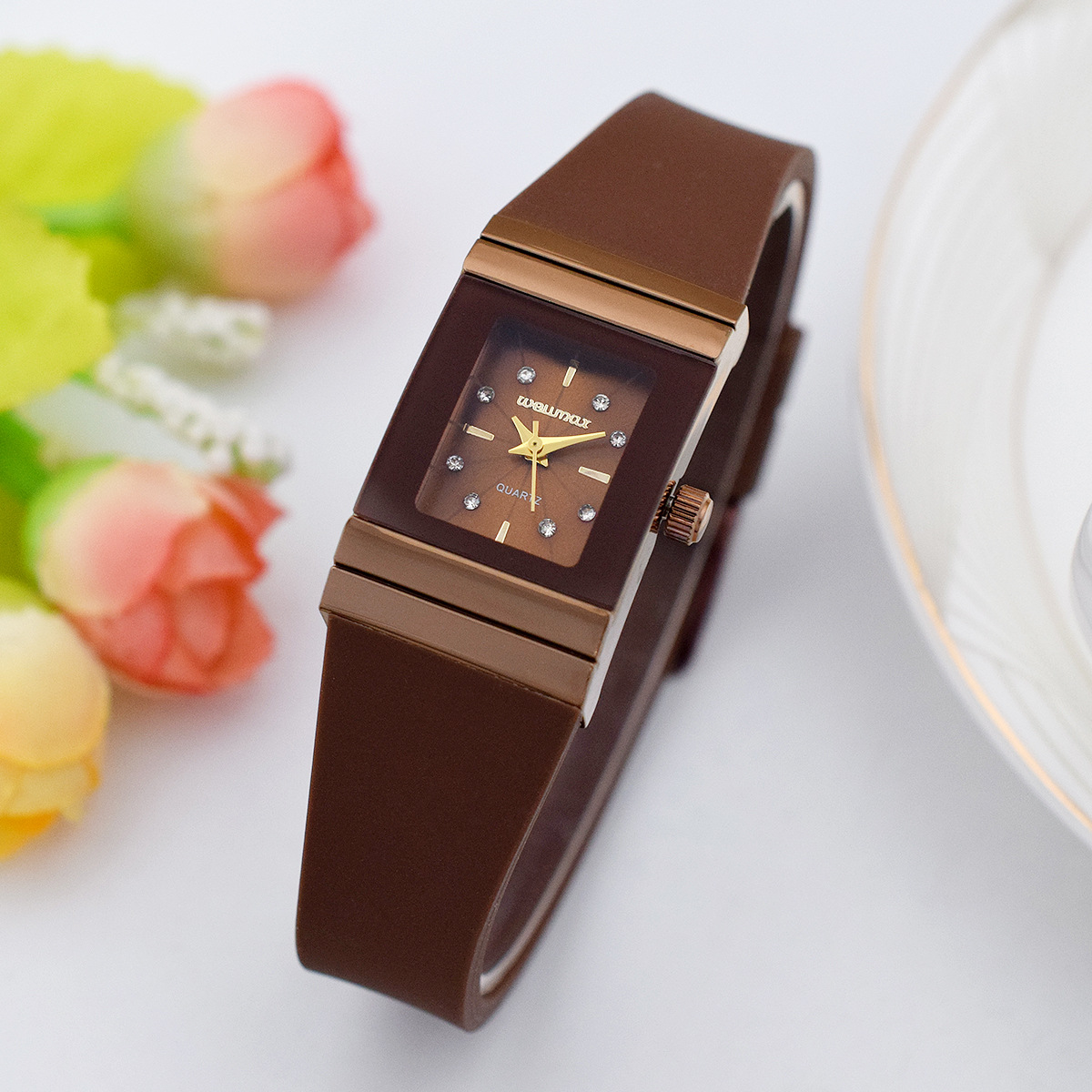 Heiße verkaufende neue kleine quadratische Damenuhr mit Silikonband, modische Damenuhr mit Diamanteinlage, trendige und personalisierte Quarzuhr_voghion.com