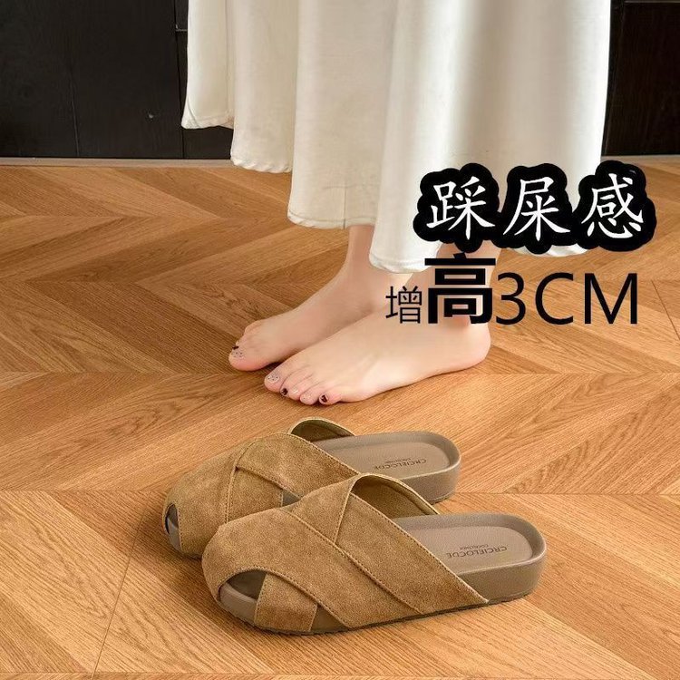 Zapatillas de verano 2026 nuevas zapatillas mueller con cinturón cruzado con boquilla de pez pisar la sensación de excremento suave de mitad de altura zapatillas de mujer