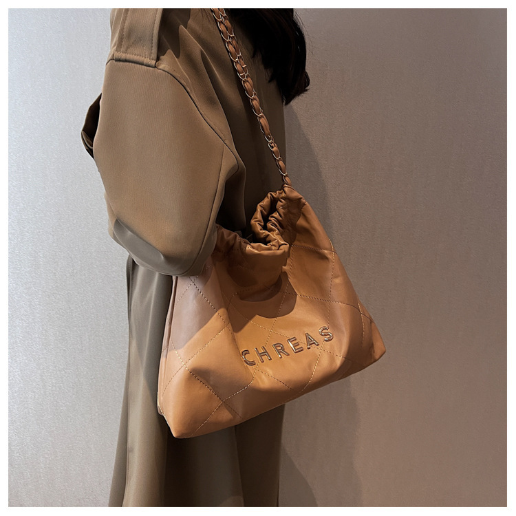 Borsa a tracolla da donna trapuntata con catena di tendenza_voghion.com