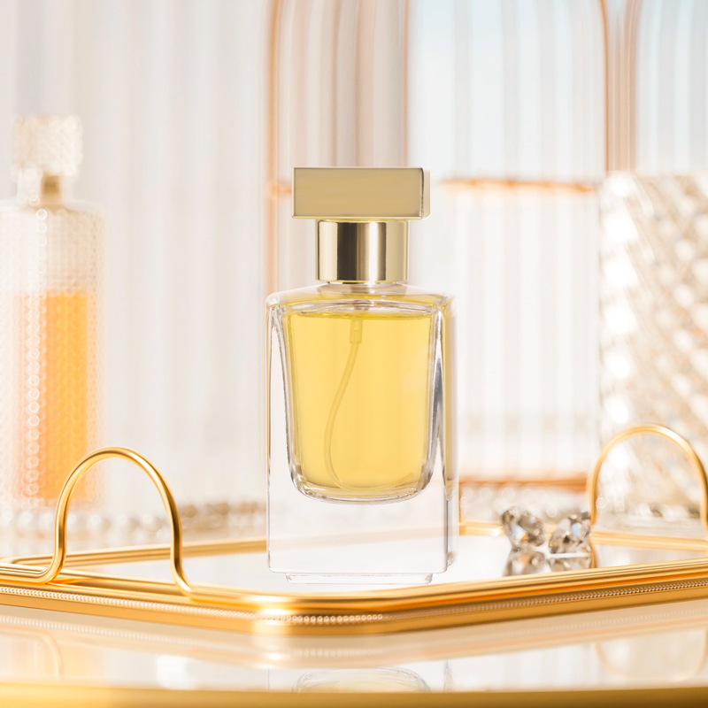 厚底ガラスボトル 50ml 香水ボトル スクエア厚底スプレーボトル 新型 ABS 加重蓋を供給します。|undefined