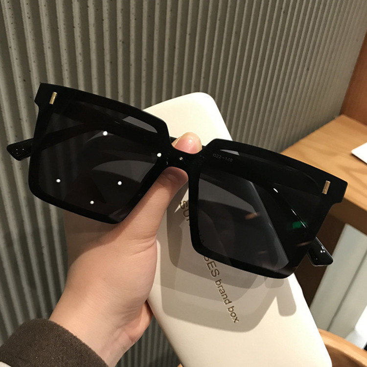 2023 neue, heiß verkaufte, quadratische Sonnenbrille mit großem Rahmen für Straßenaufnahmen und Urlaub, hochwertige, schlichte Sonnenbrille, modisches Mädchen_voghion.com