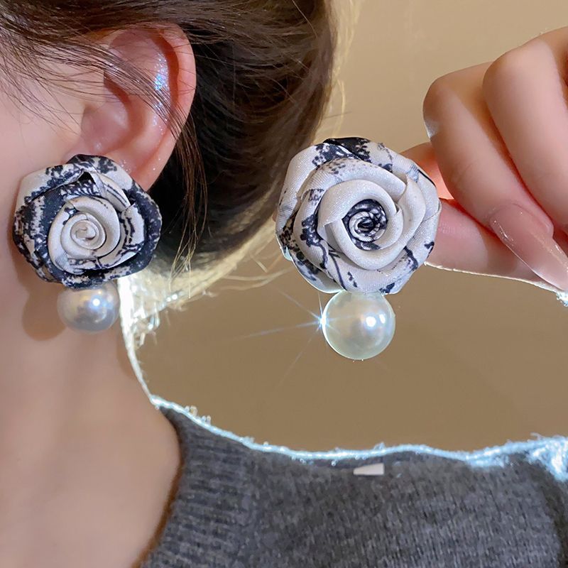 Pendientes de perlas de cristal de diamante de aguja de plata pendientes largos de lujo de Luz Retro europeo y americano pendientes dulces frescos de alto grado para mujeres