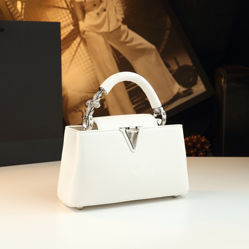 Cuerpo suave de cuatro hojas con tapa flip 2025, nuevo estilo de lujo ligero bolso de mano de lujo, bolso de moda, bolso de diamante exquisito