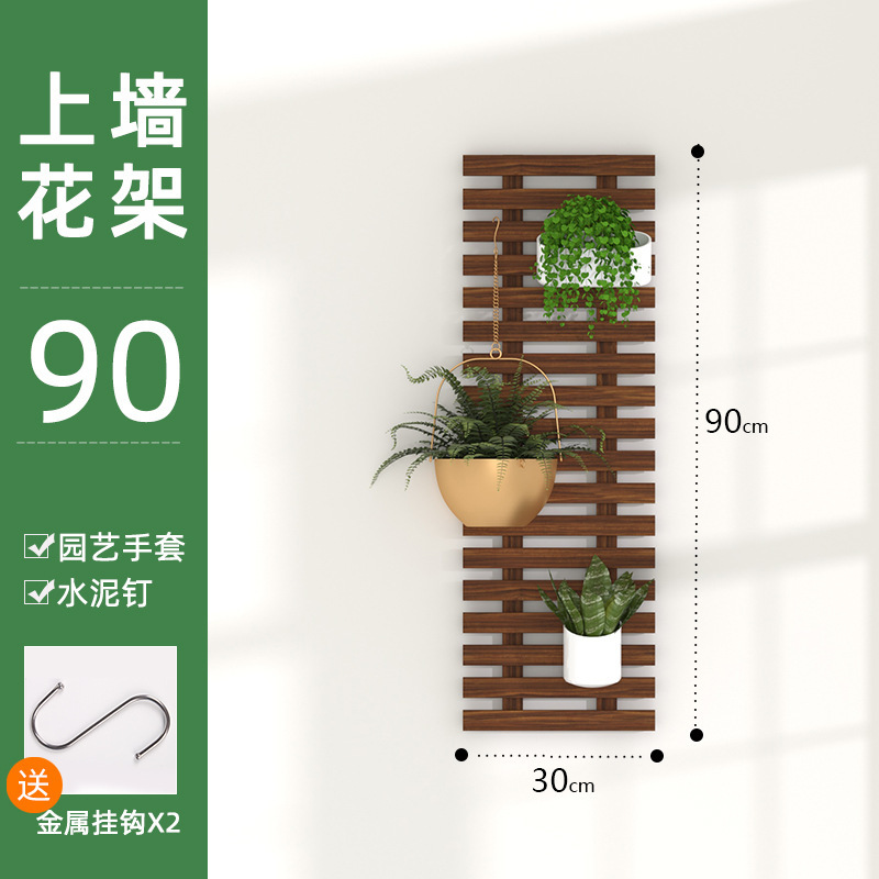 古館のバルコニーに置かれた木製の花棚、壁に取り付けられた柵、屋内カフェのグリーンハンギングラック、人工植物の木製ハンギングラック|undefined