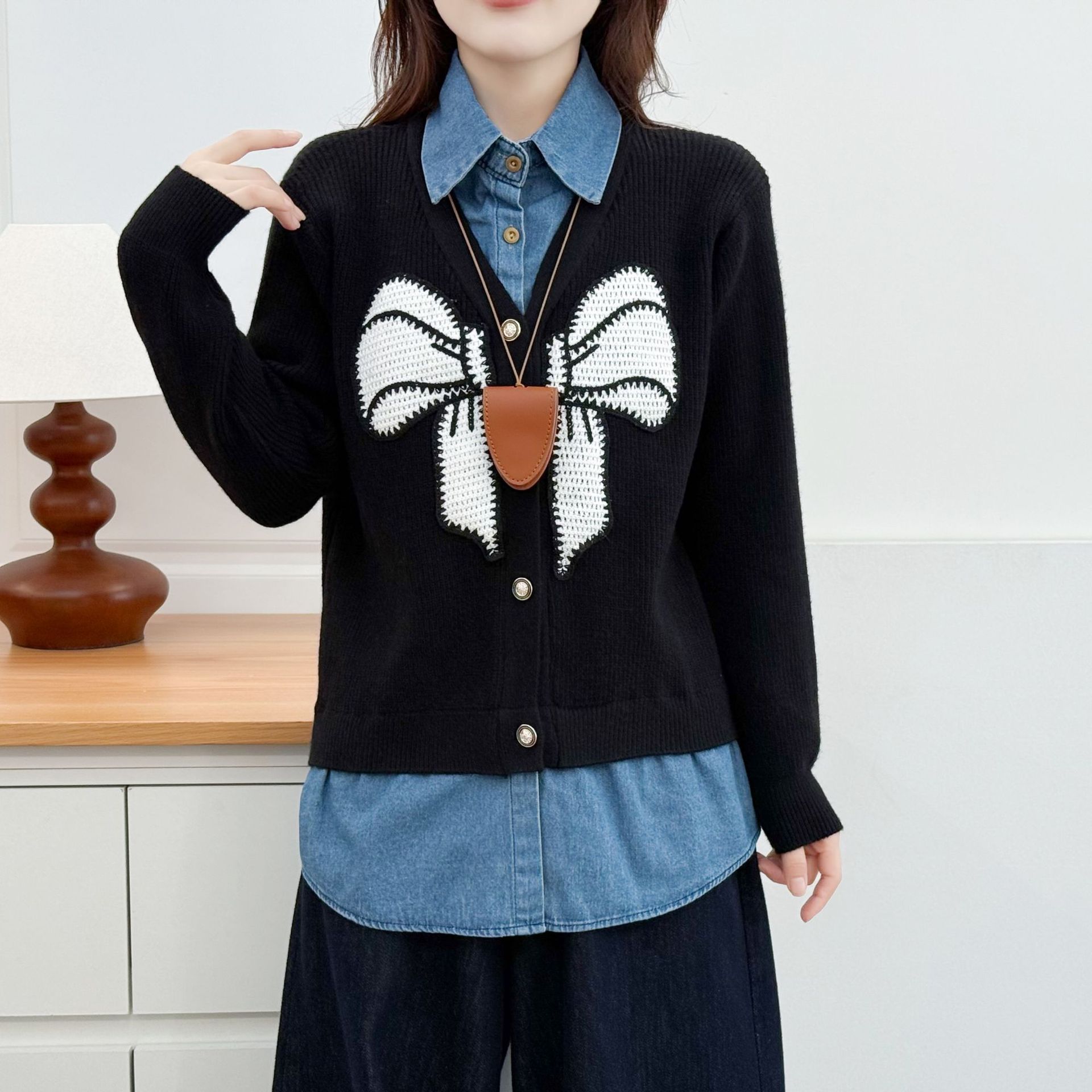 Cárdigan de dos piezas falso bordado de estilo francés para mujer de talla grande, diseño patchwork de mezclilla con lazo, prenda exterior de moda de otoño_voghion.com