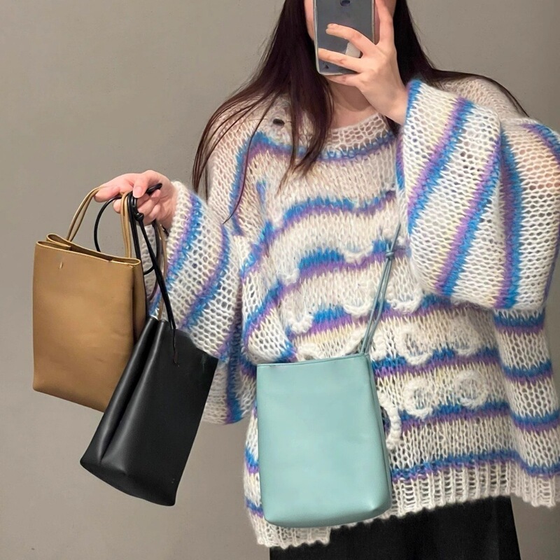 New Pebble Mobile Phone Bag Smooth Letter Logo Shoulder Crossbody Bag 2025 New Normcore Genuine Leather Small Square Bag New Pebble Mobile Phone Bag Smooth Letter Logo Shoulder Crossbody Bag 2025 New Normcore Genuine Leather Small Square Bag